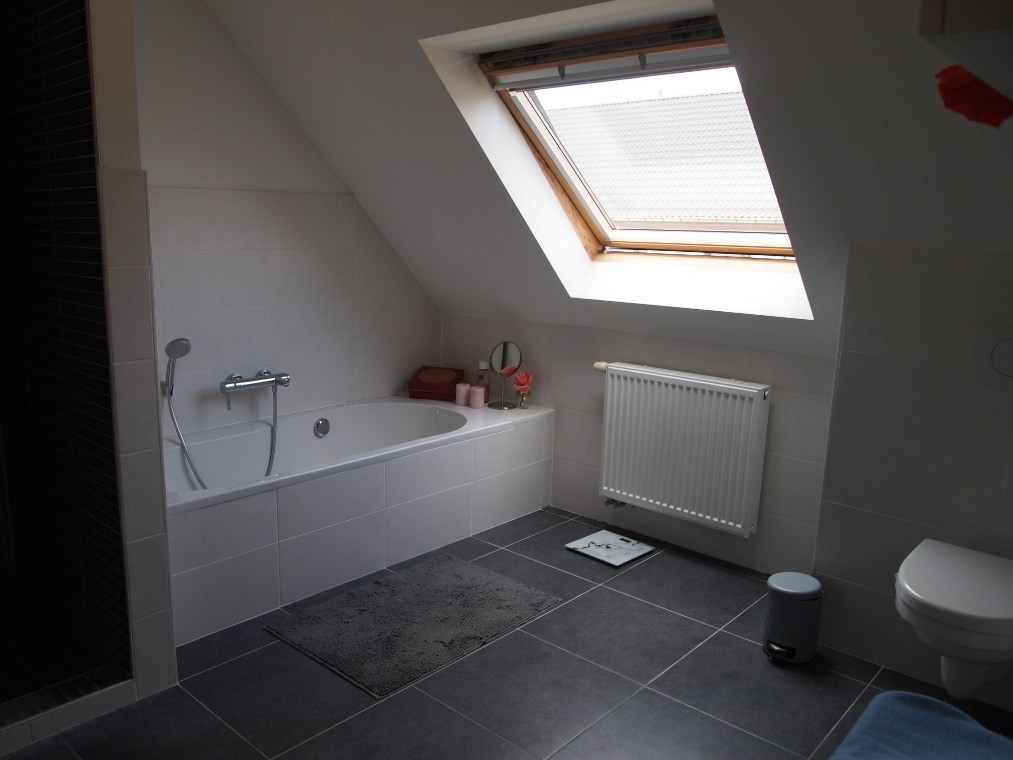 Ruime recente halfwoning met 3 slaapkamers, tuin en garage,  Tategemstraat 34, 8790 Waregem 
