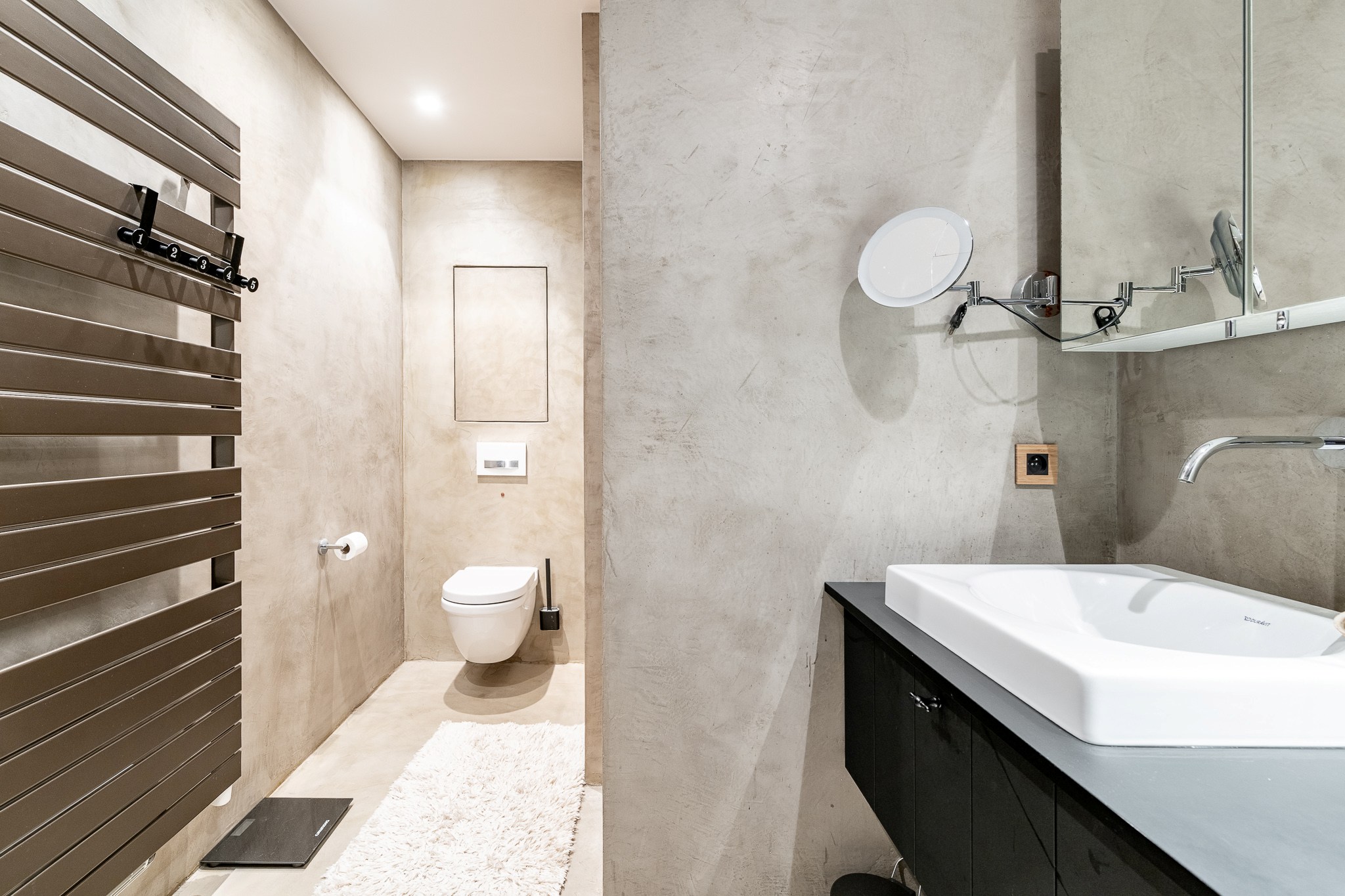 Située dans un quartier résidentiel calme et très prisé de Knokke, cette maison entièrement rénovée offre une combinaison parfaite de confort contemporain, de lumière et d'élégance raffinée. 