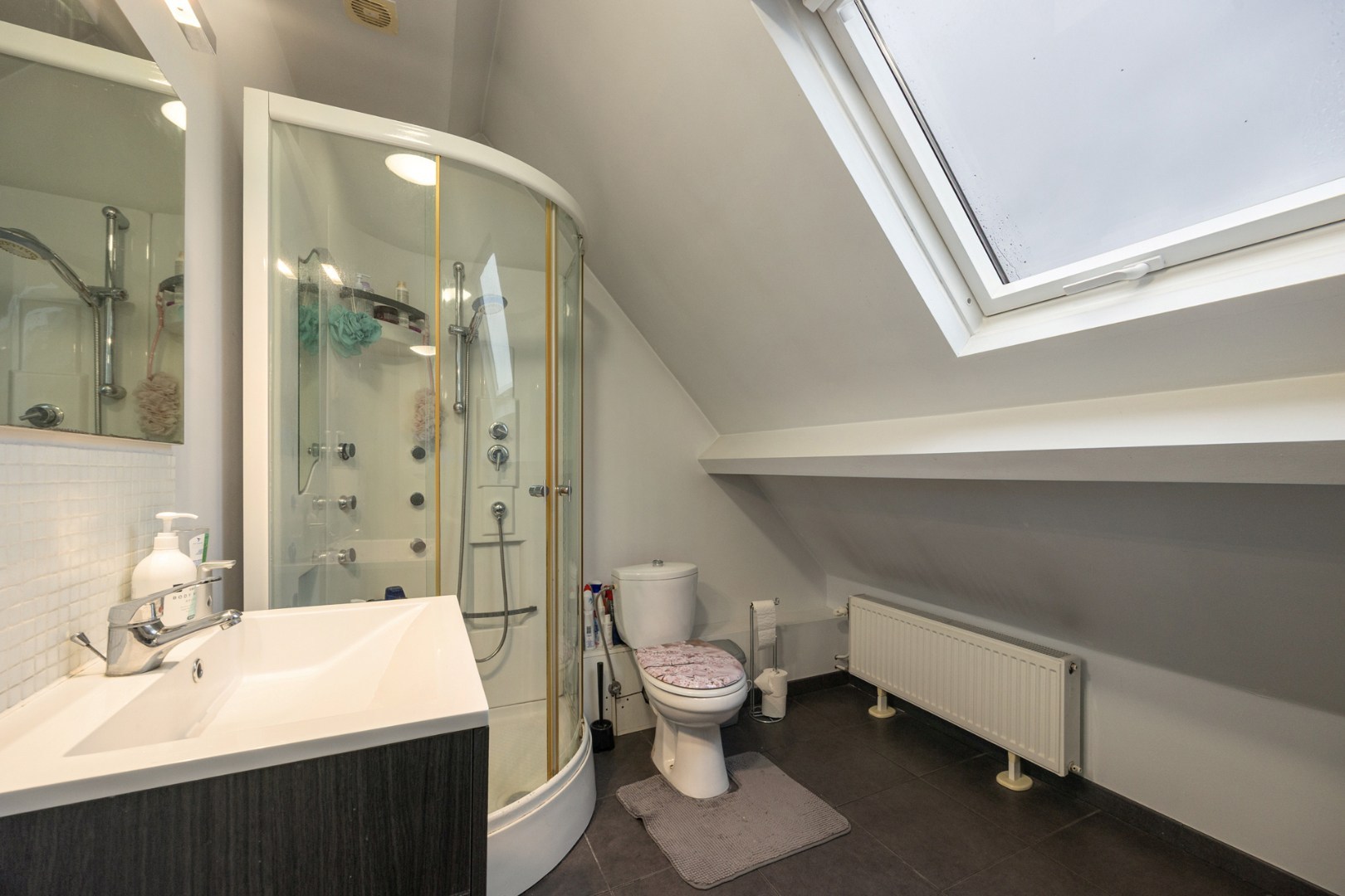 Ruime woning met praktijkruimte 