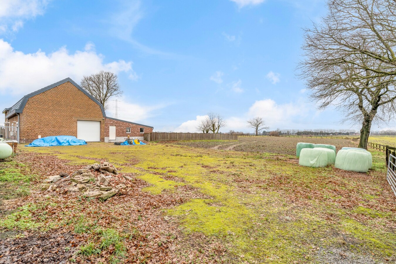 Vrijstaande, zeer verzorgde woning met aangrenzende, uitgeruste stalling/loods op een perceel van 72a14ca 