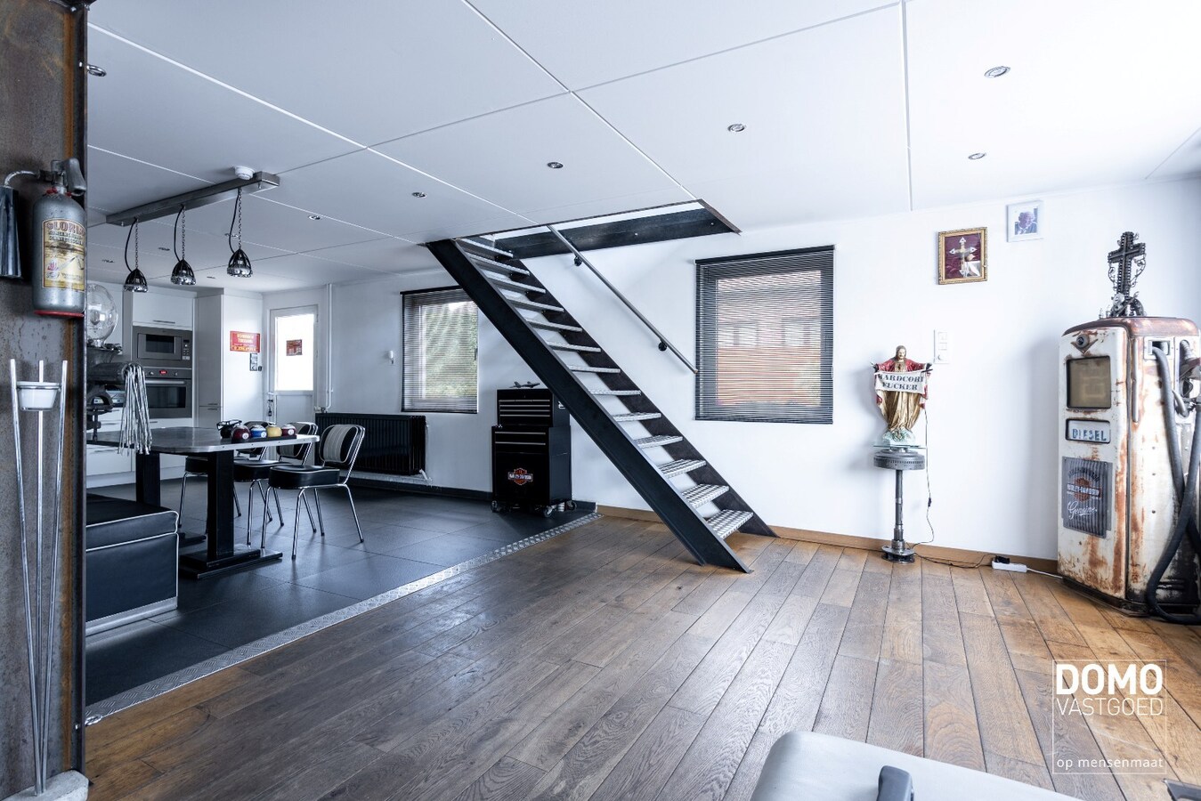 UNIEKE EIGENDOM MET WONING, 2 APPARTEMENTEN EN MAGAZIJNEN OP 13A88CA 