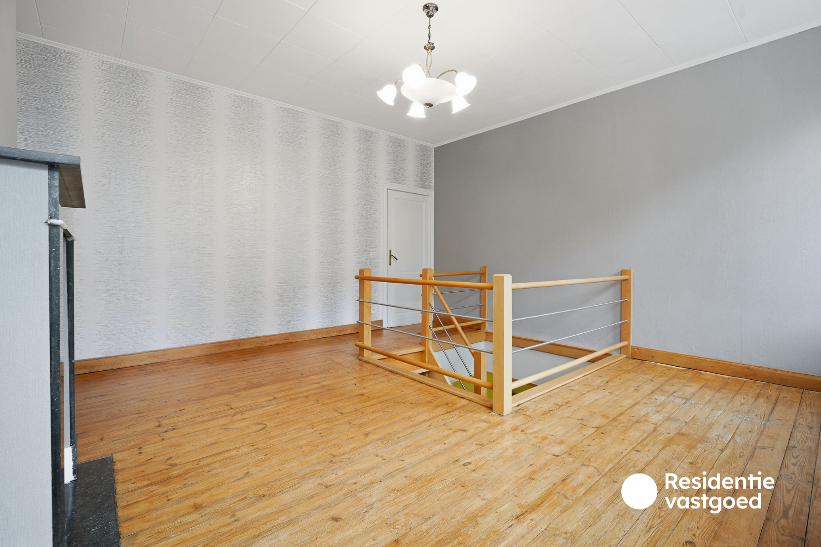 Veelzijdig eigendom met handelsruimte, ruime woning en bouwgrond in centrum Merkem! 