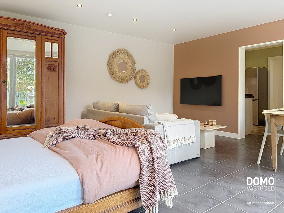 VOLLEDIG GEMEUBELDE 1 SLAAPKAMER STUDIO TE HASSELT (Stokrooie) 