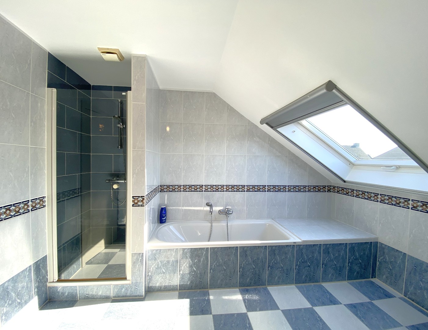 Zeer goed onderhouden ruime villa met tuin op topligging te Sint-Eloois-Vijve! 