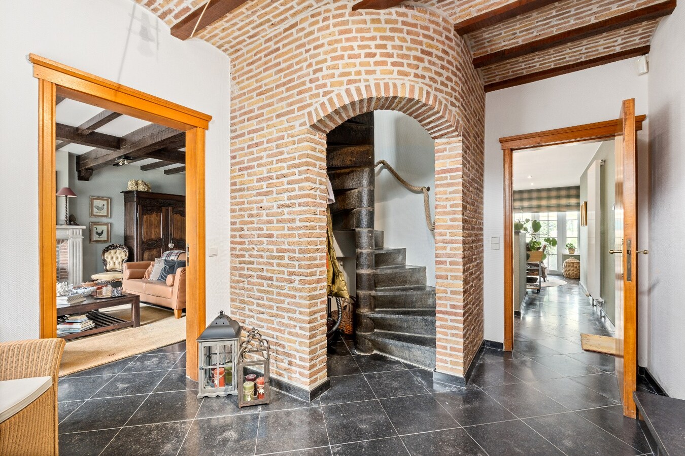 Instapklare, hoogwaardig afgewerkte woning op 1.214 m² met 4 slaapkamers en dubbele garage 