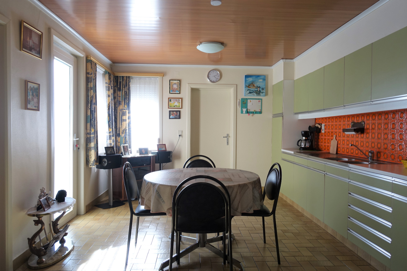 Half-open woning met 4 slaapkamers op unieke ligging 