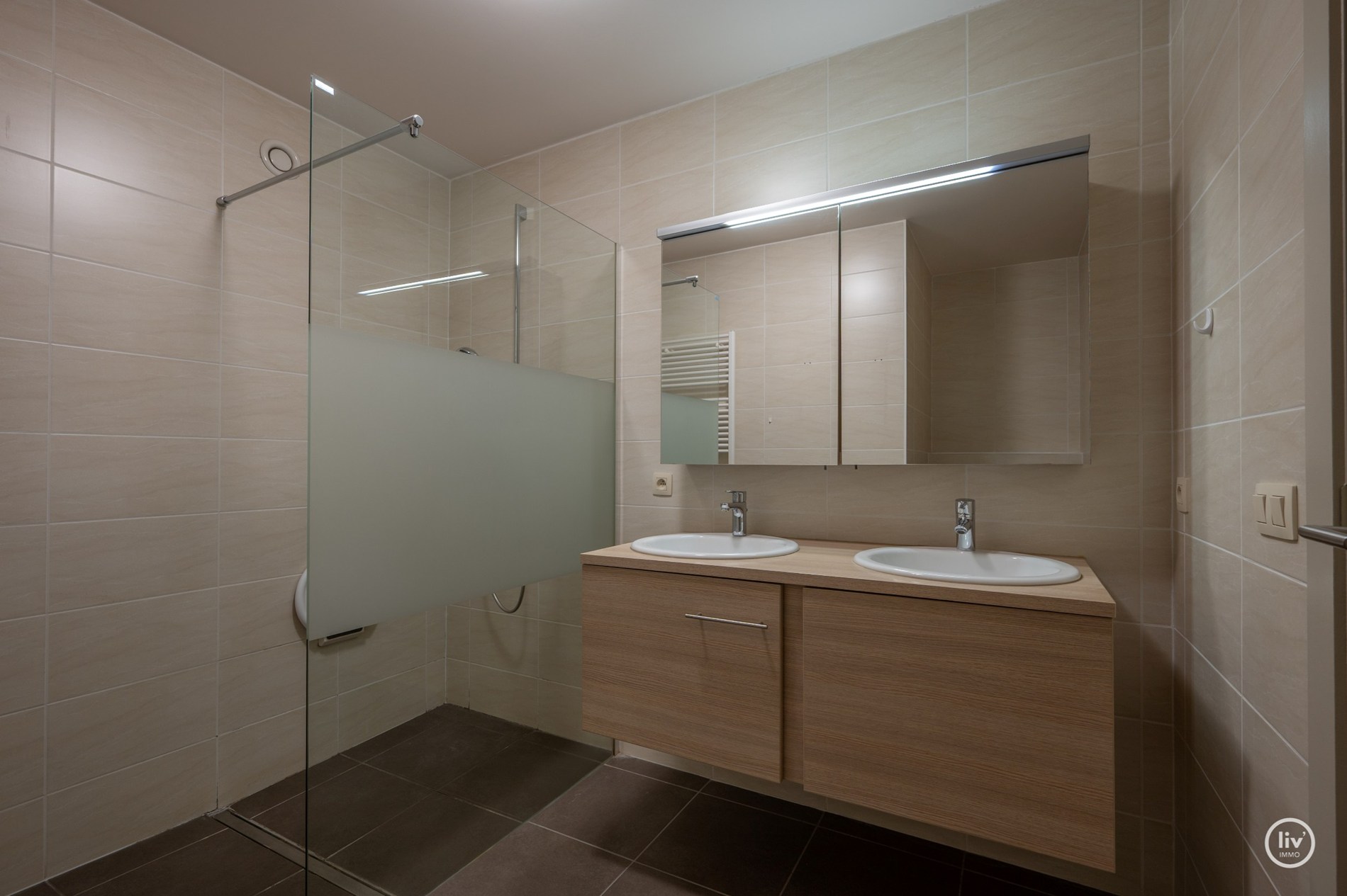 Centraal gelegen 2 slaapkamer appartement met ruime terrassen in een recent gebouwde residentie (met mog. tot aankoop van inpandige garage) 