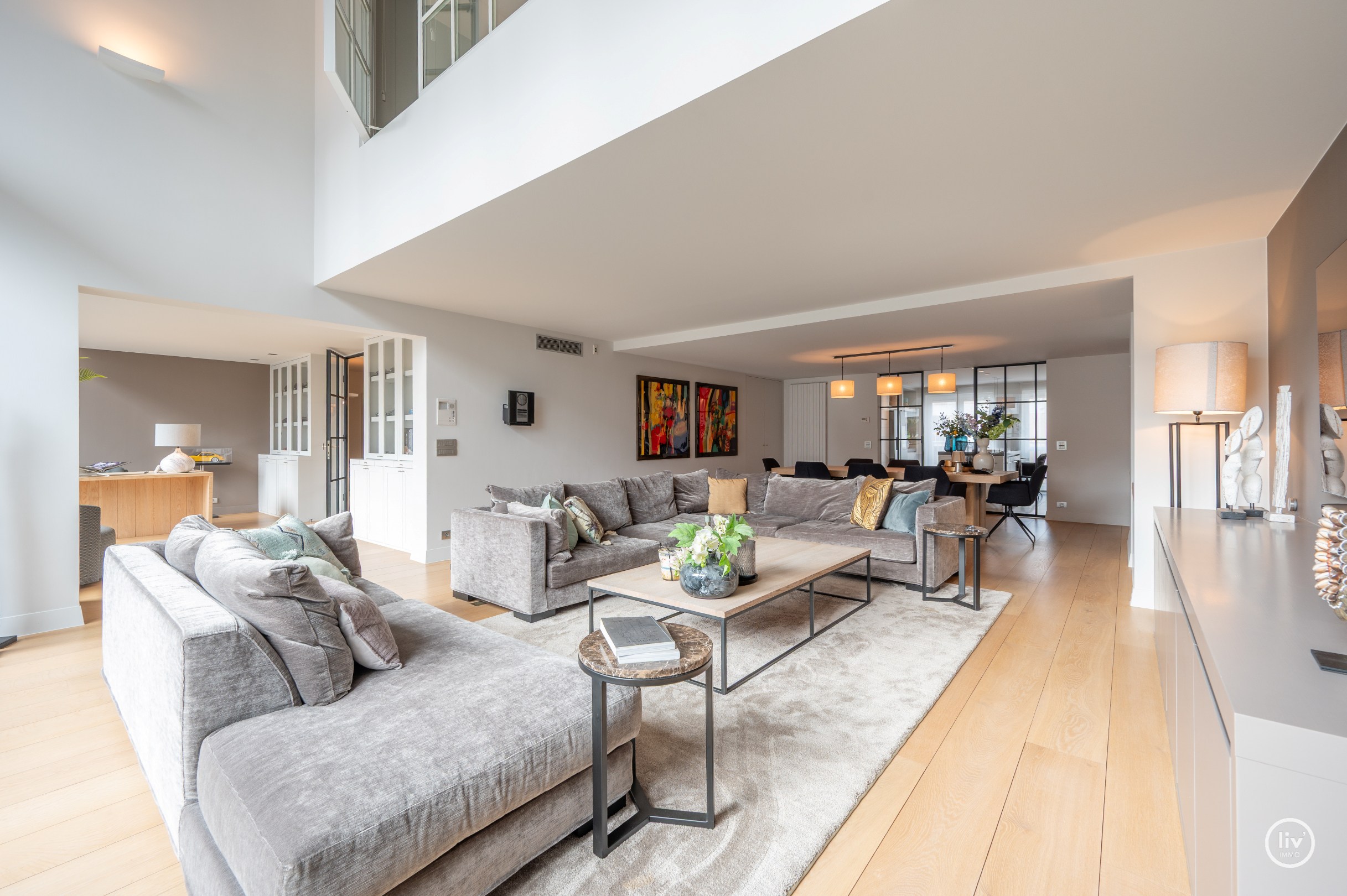 Récente mezzanine de 292 m2 située au centre avec de grandes terrasses, située dans la Vanbunnenlaan à Knokke. 