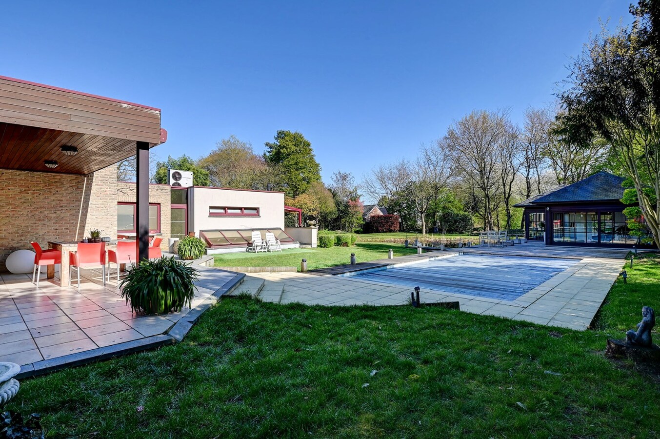 Uitzonderlijk kantoorgebouw met woonst 