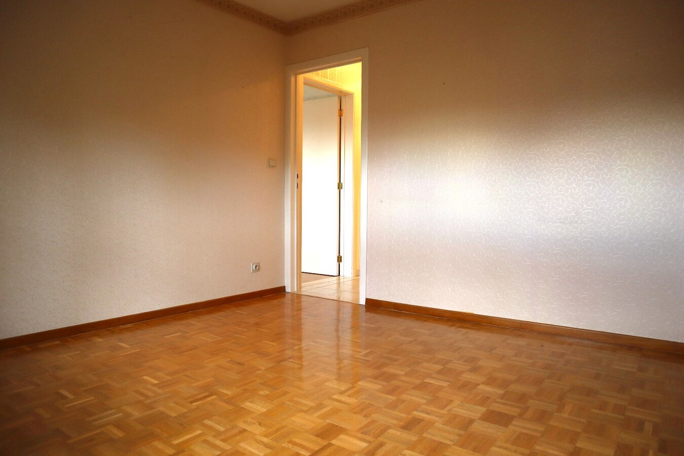 Mooi en goed onderhouden appartement met 2 slaapkamers (incl autostaanplaats) te Tienen 