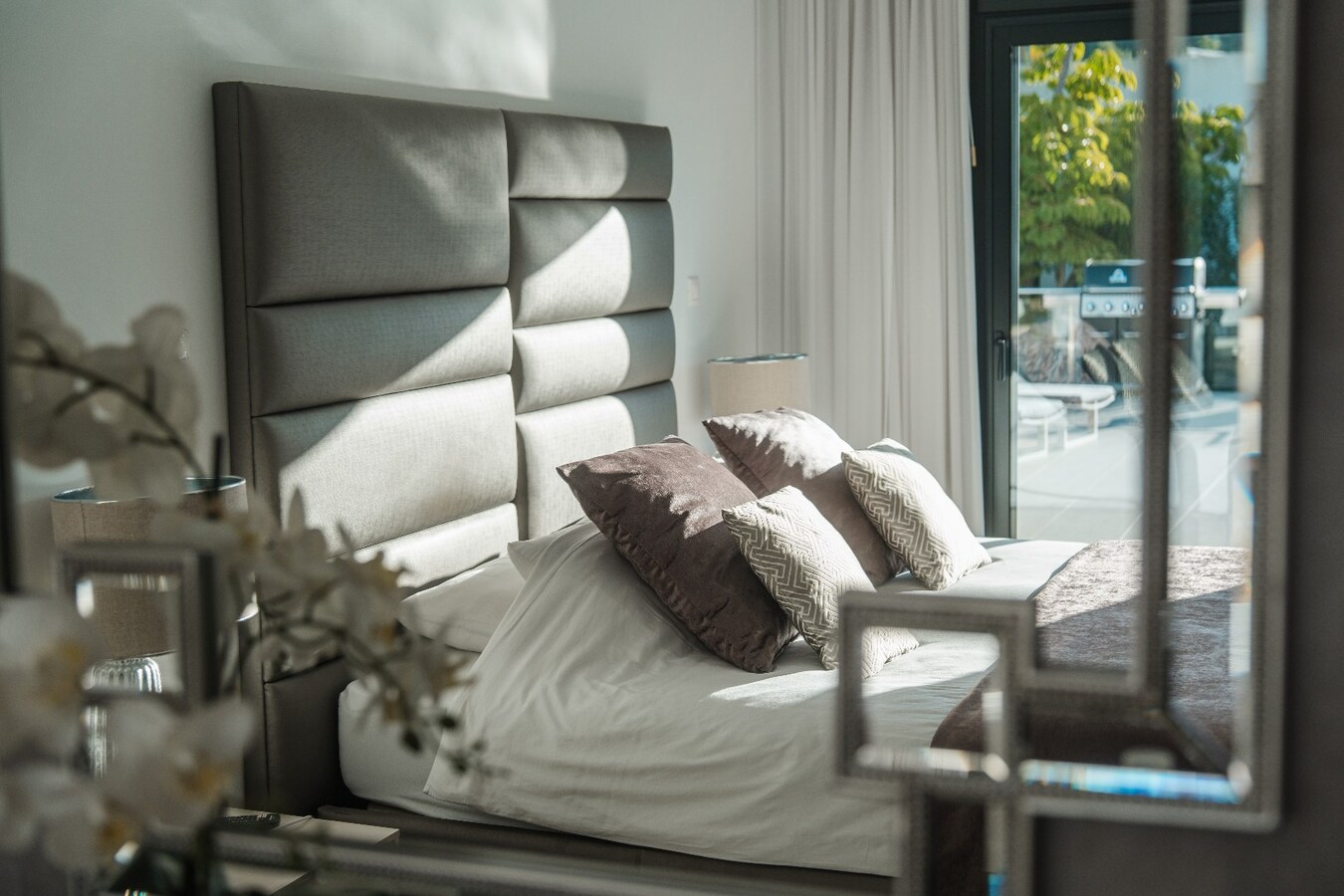 Deze uitzonderlijke villa biedt een unieke combinatie van luxe, volledige privacy en een prachtige zuidoriëntatie in het gegeerde Solpark. 