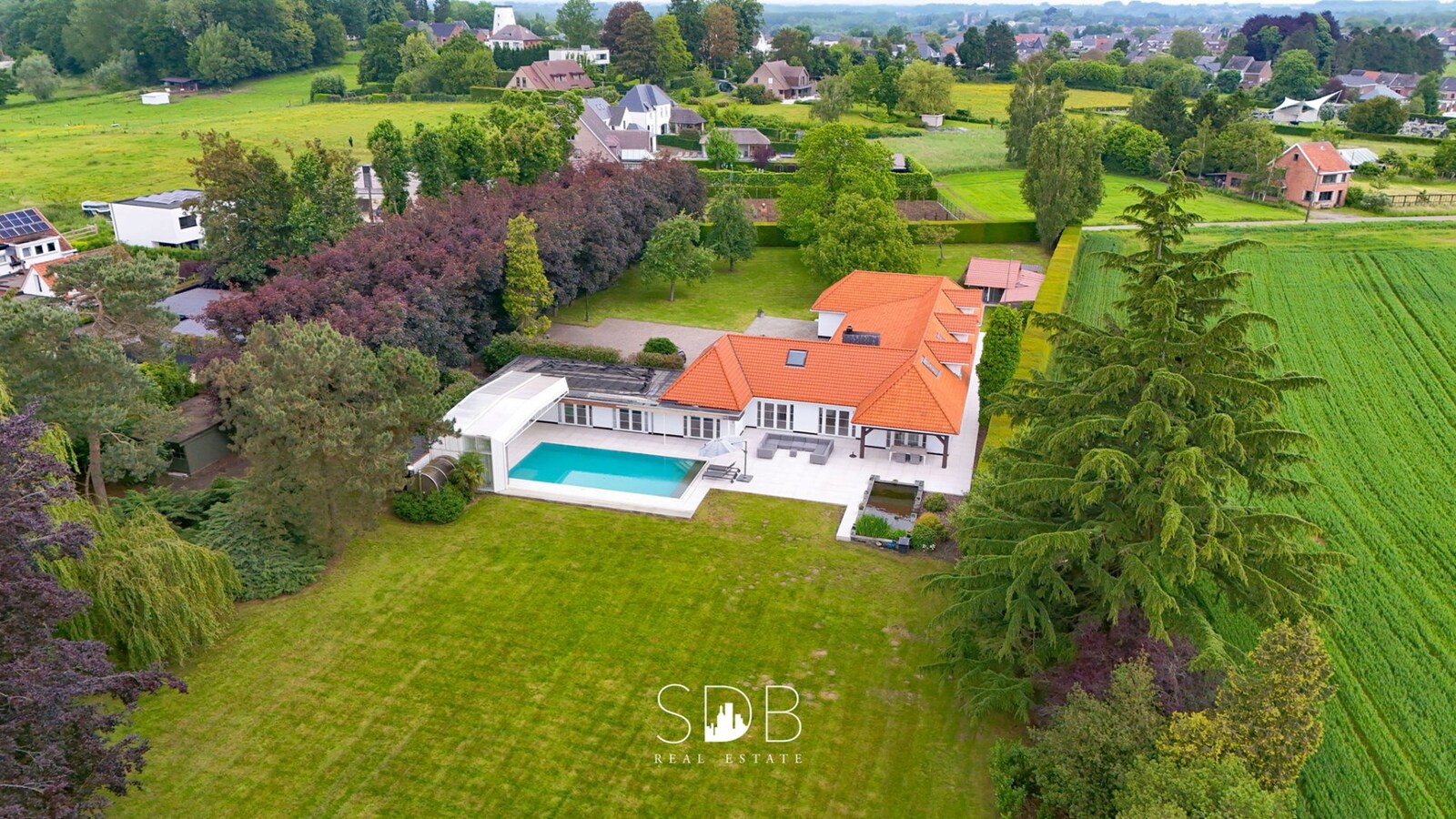 Prachtige villa met zwembad, paardenstallen, paddock en grasland op 1,3HA 