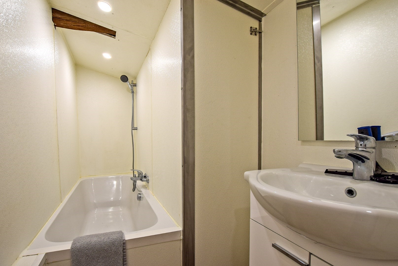 Multifunctionele woning in het charmante Pollinkhove. 