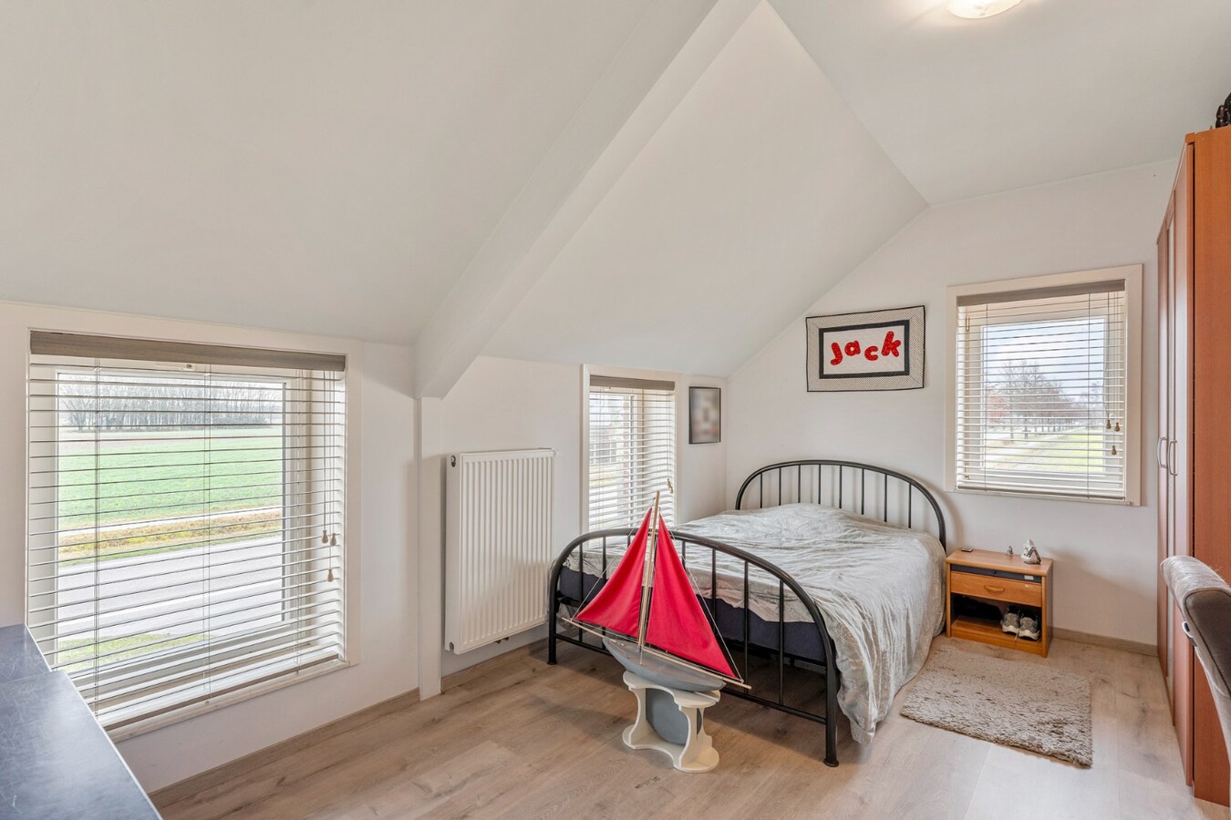 Vrijstaande, zeer verzorgde woning met aangrenzende, uitgeruste stalling/loods op een perceel van 72a14ca 