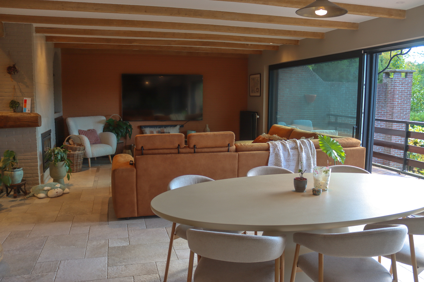 Zeer ruim (+/-550m²!) landhuis + gezellige woning met buitenpiste, paddock en weides op ca. 2ha met vergunning stalgebouw 200m² 