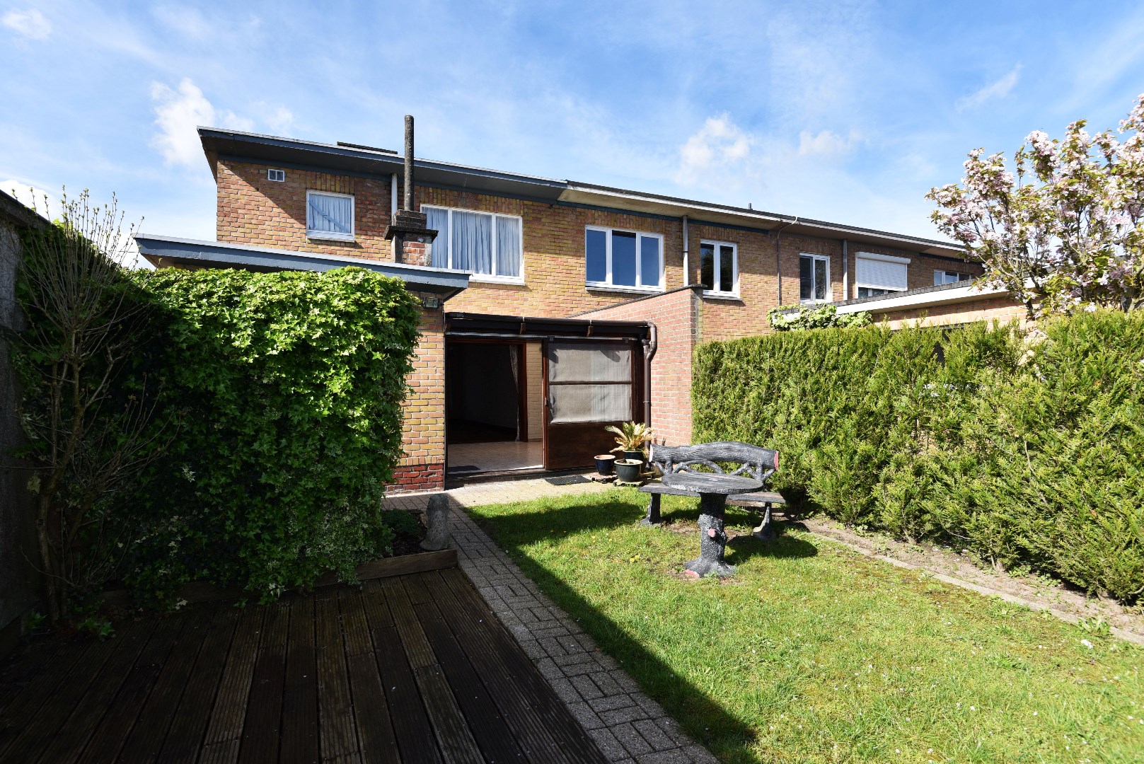 Op te frissen woning met 3 slpks, garage en tuin, rustig gelegen te Adegem 