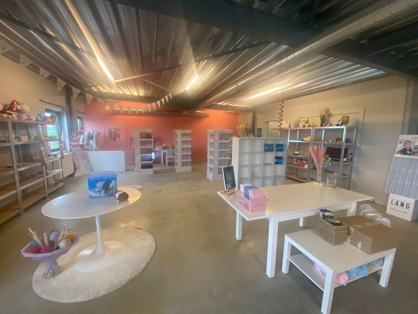 Kantoorruimte of atelier ruimte op de eerste verdieping met parkeerplaatsen te Olsene. 