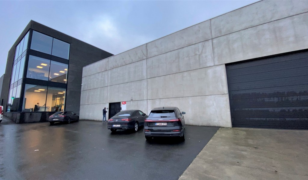 Bedrijfspand te huur vlakbij E17 in Waregem