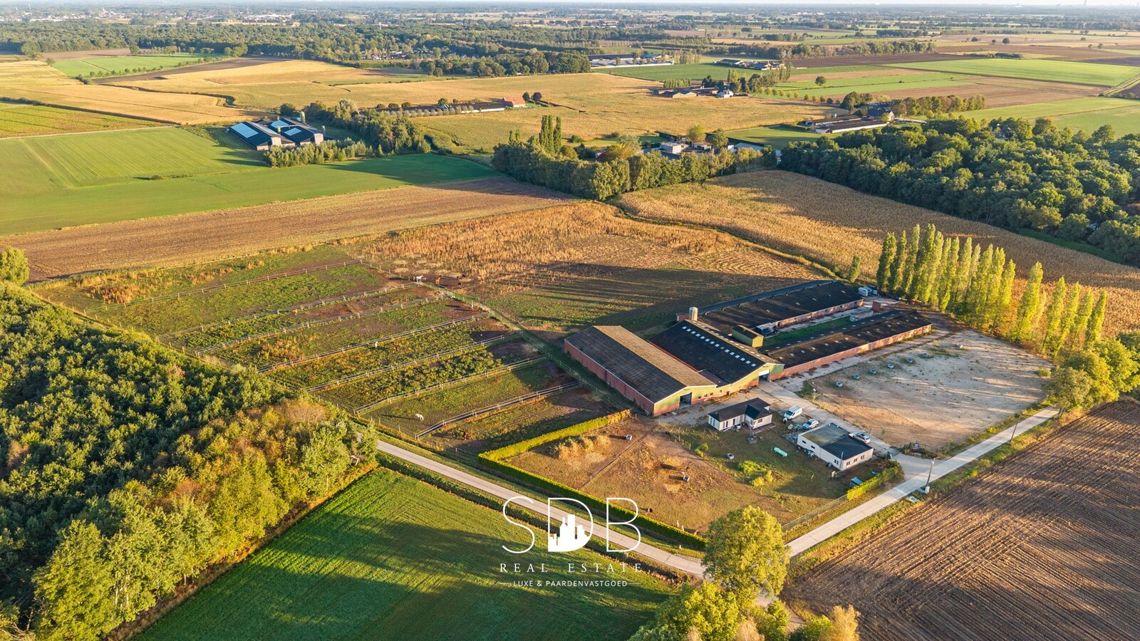 Boerderij met paardenfaciliteiten en graslanden op 14.490m² 