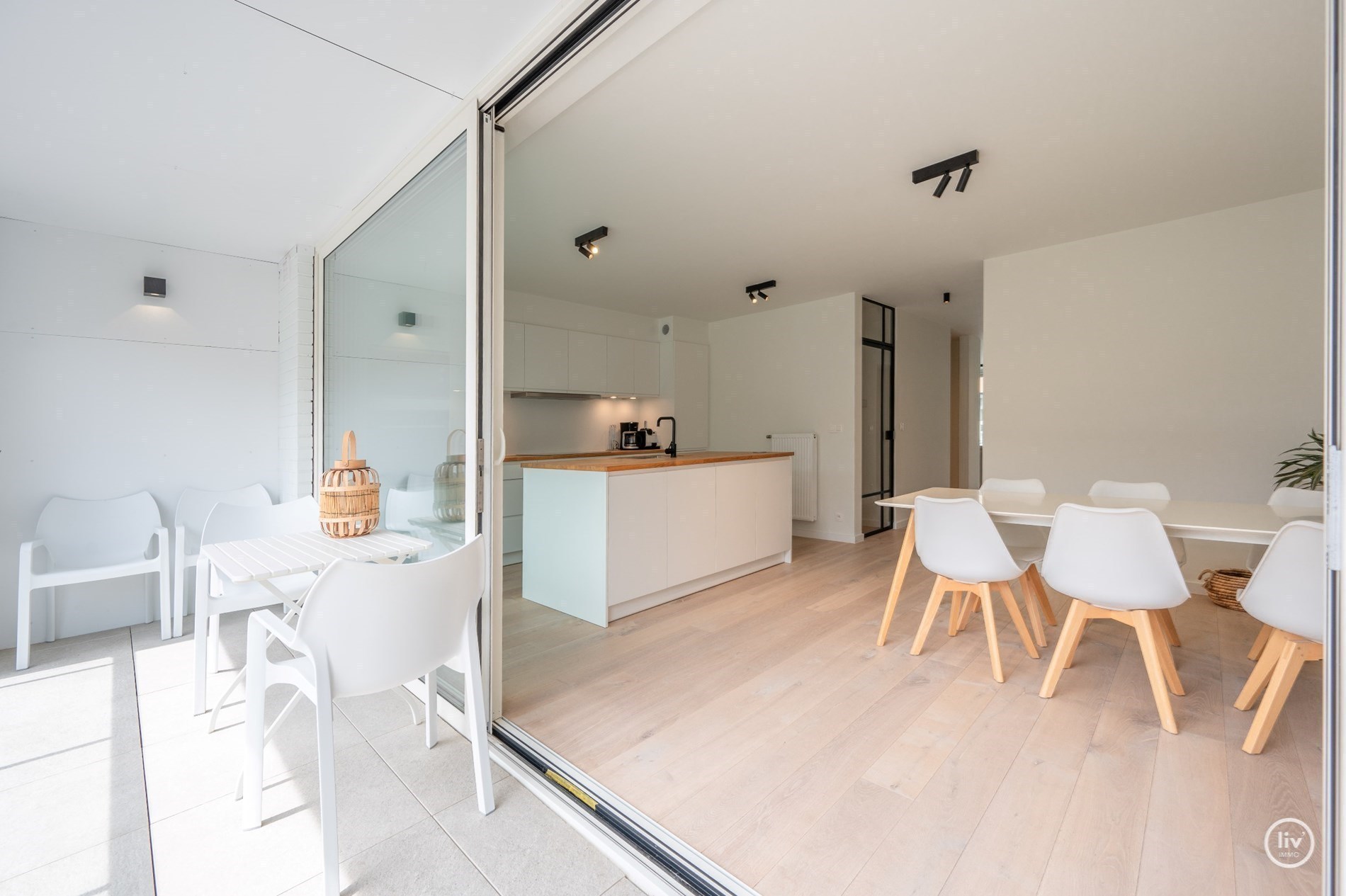 Prachtig, ruime en tevens récente triplex (199 m2) in een zijstraat van de lippenslaan vlakbij de zeedijk te Knokke. 