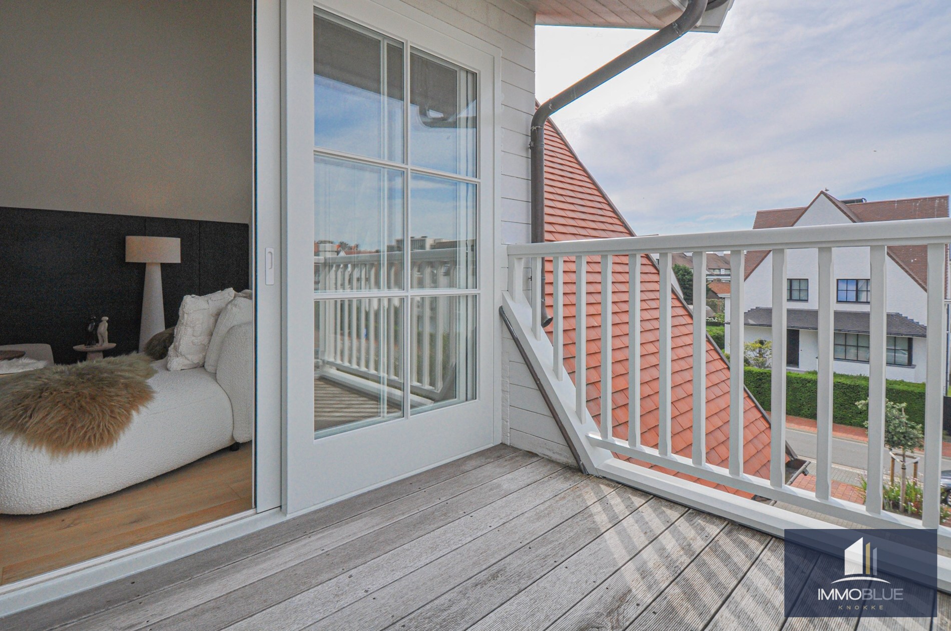 Appartement entièrement rénové avec de grandes terrasses ensoleillées. 