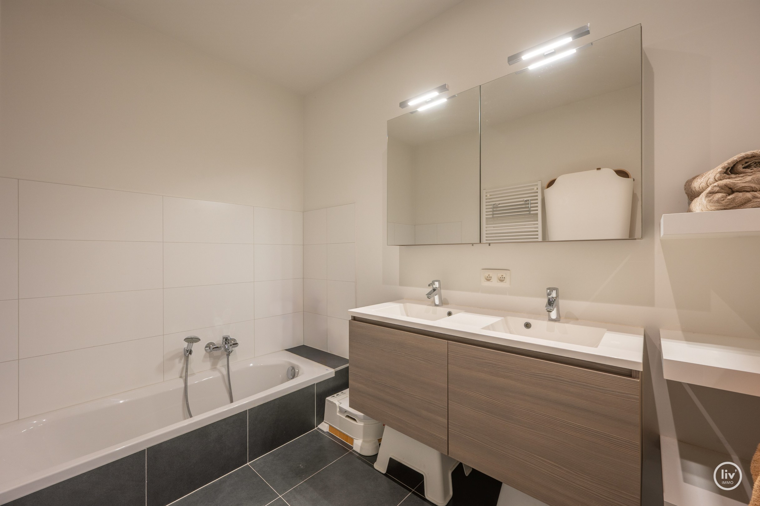 Magnifique, spacieux et récent (2015) appartement avec 3 chambres à coucher complètes et une terrasse ensoleillée, bien situé sur l'avenue Léopold à Knokke. 