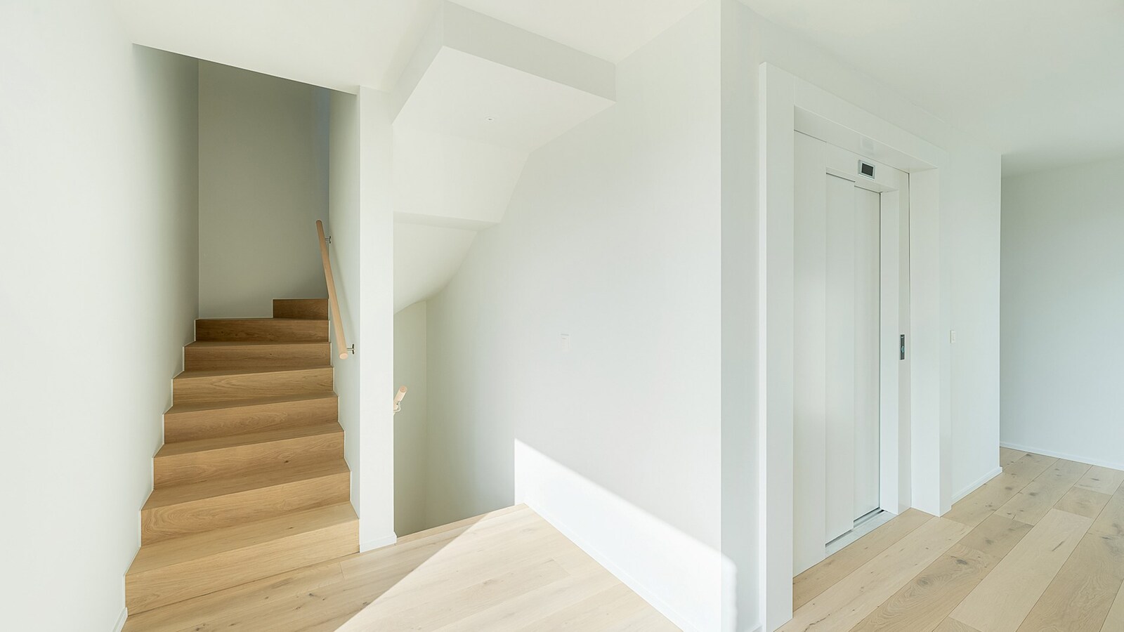 Exclusief verblijf met lift, terrassen en uitzonderlijke volumes in een groene-autovrije verkaveling te Knokke. 