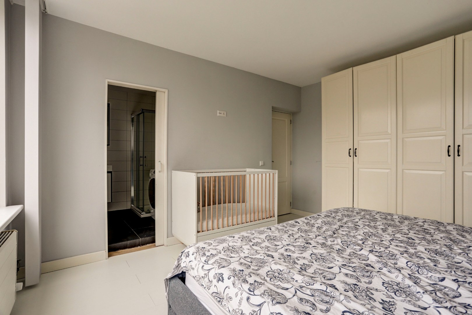 Instapklaar en verzorgd  3-(voorheen 4) kamer hoek- appartement op de tweede verdieping met 2 slaapkamers, 2 balkons, moderne keuken en is gelegen op eigen grond. 