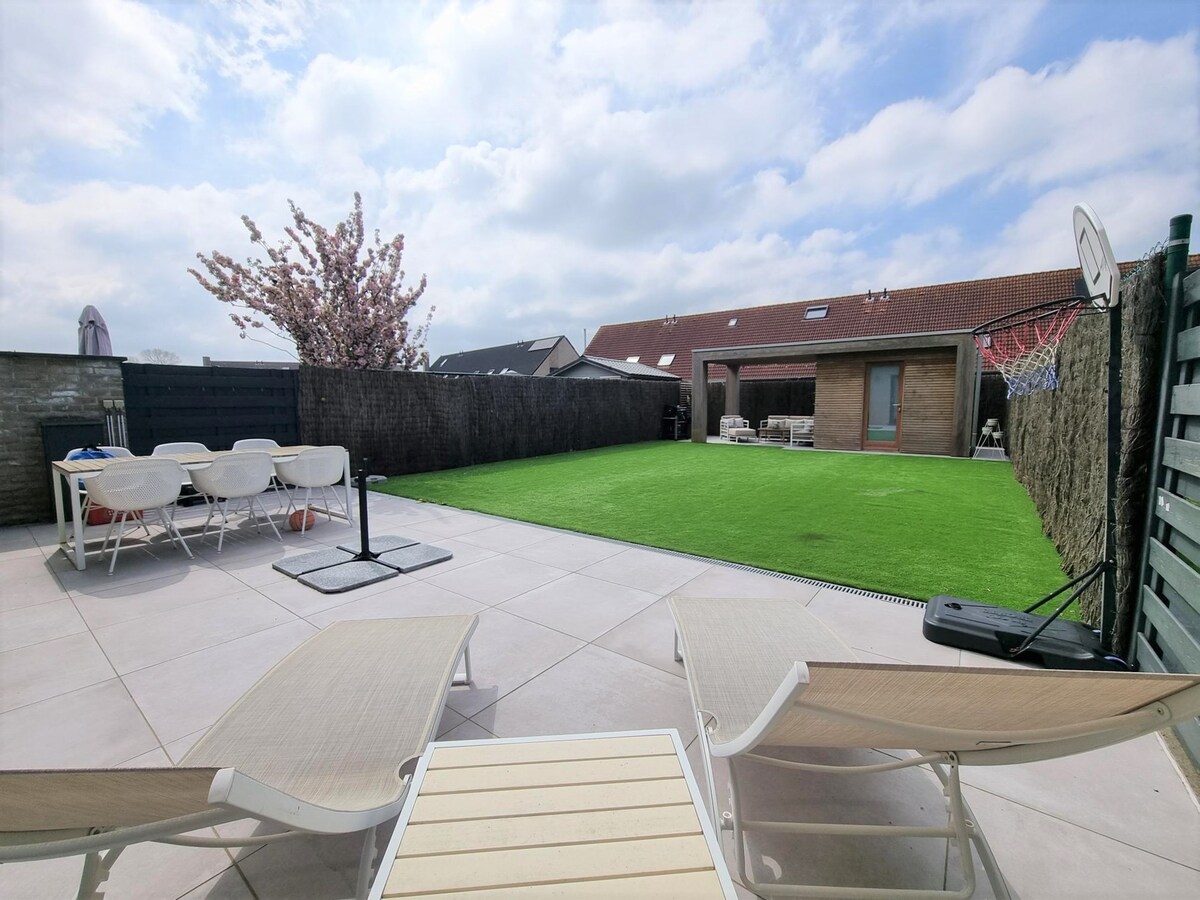 Mooie gezinswoning met tuin &amp; garage in rustige, kindvriendelijke woonwijk - Dudzele 