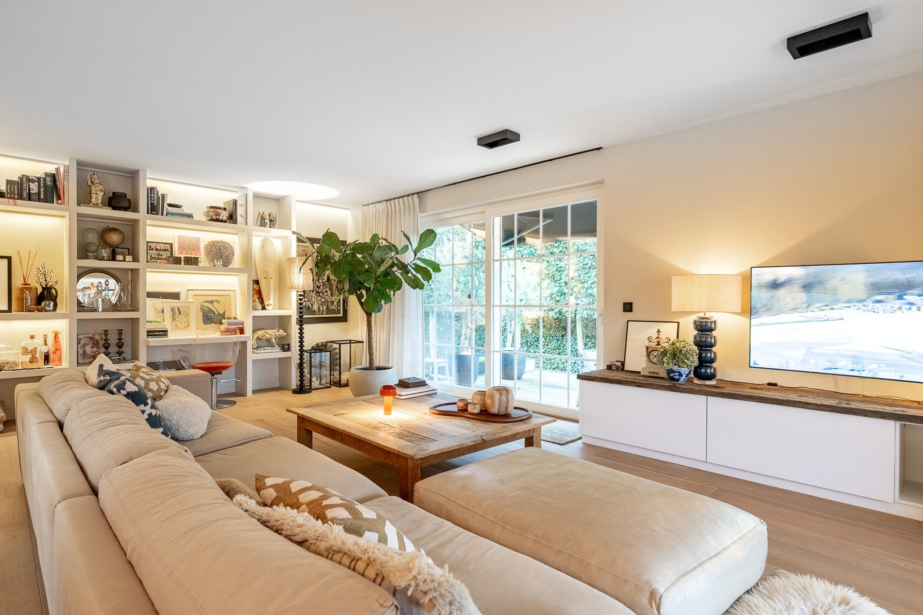 Gelegen in een rustige en uiterst gegeerde residentiële wijk van Knokke, biedt deze volledig gerenoveerde woning een perfecte combinatie van hedendaags comfort, licht en verfijnde elegantie 