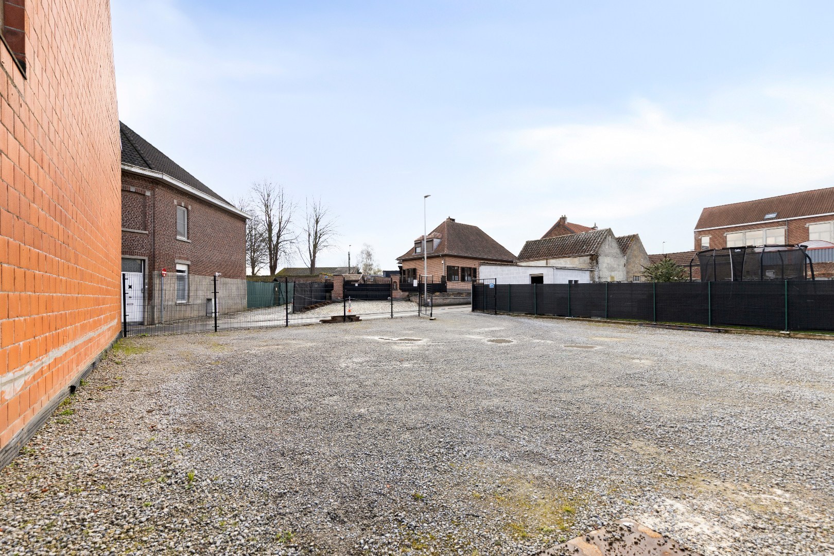 Vernieuwde loods en vergunde bouwgrond voor halfopen bebouwing te Lembeek 