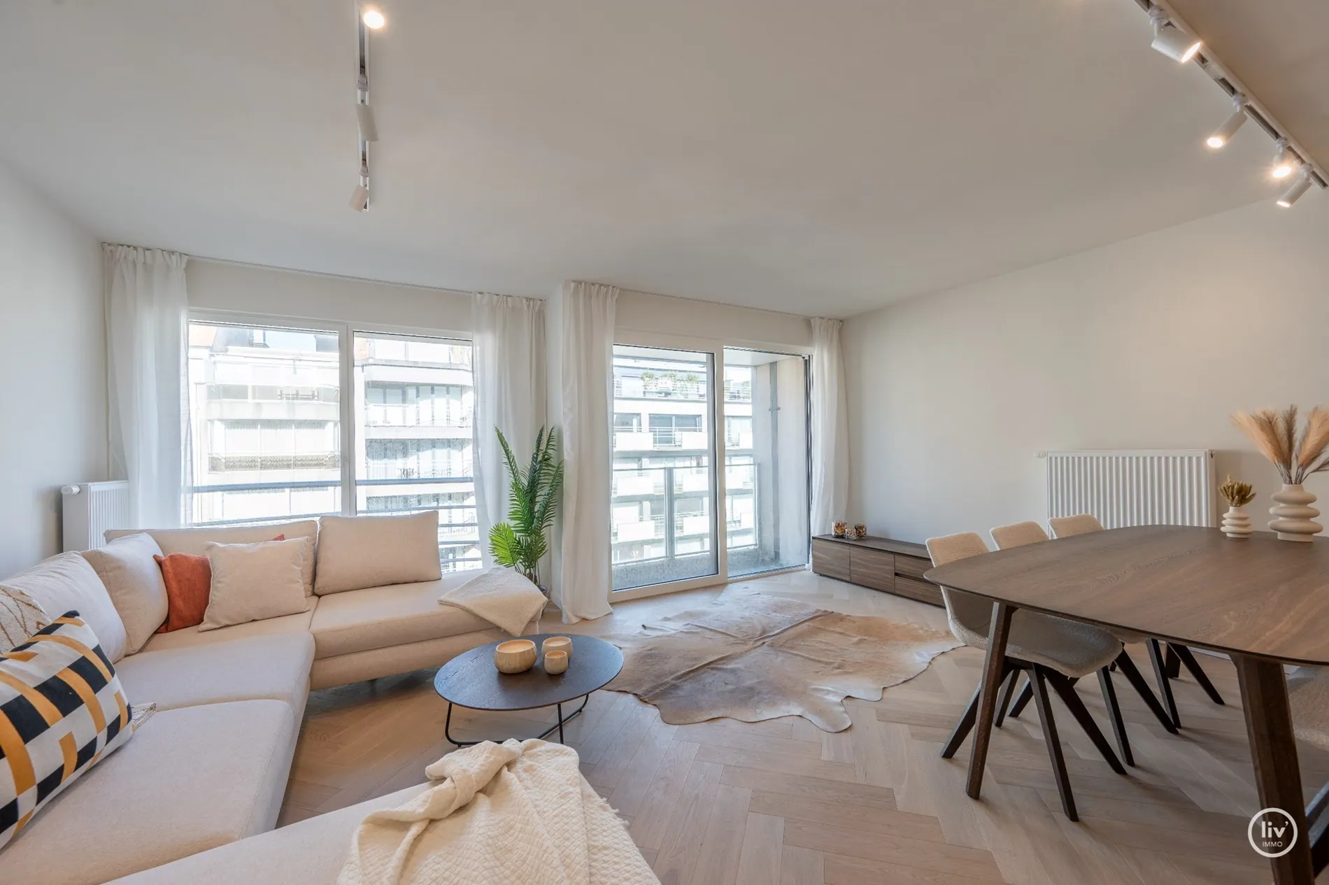 Gerenoveerd appartement met 2 volwaardige slaapkamers gelegen op de Lippenslaan vlakbij het Vanbunnenplein te Knokke.