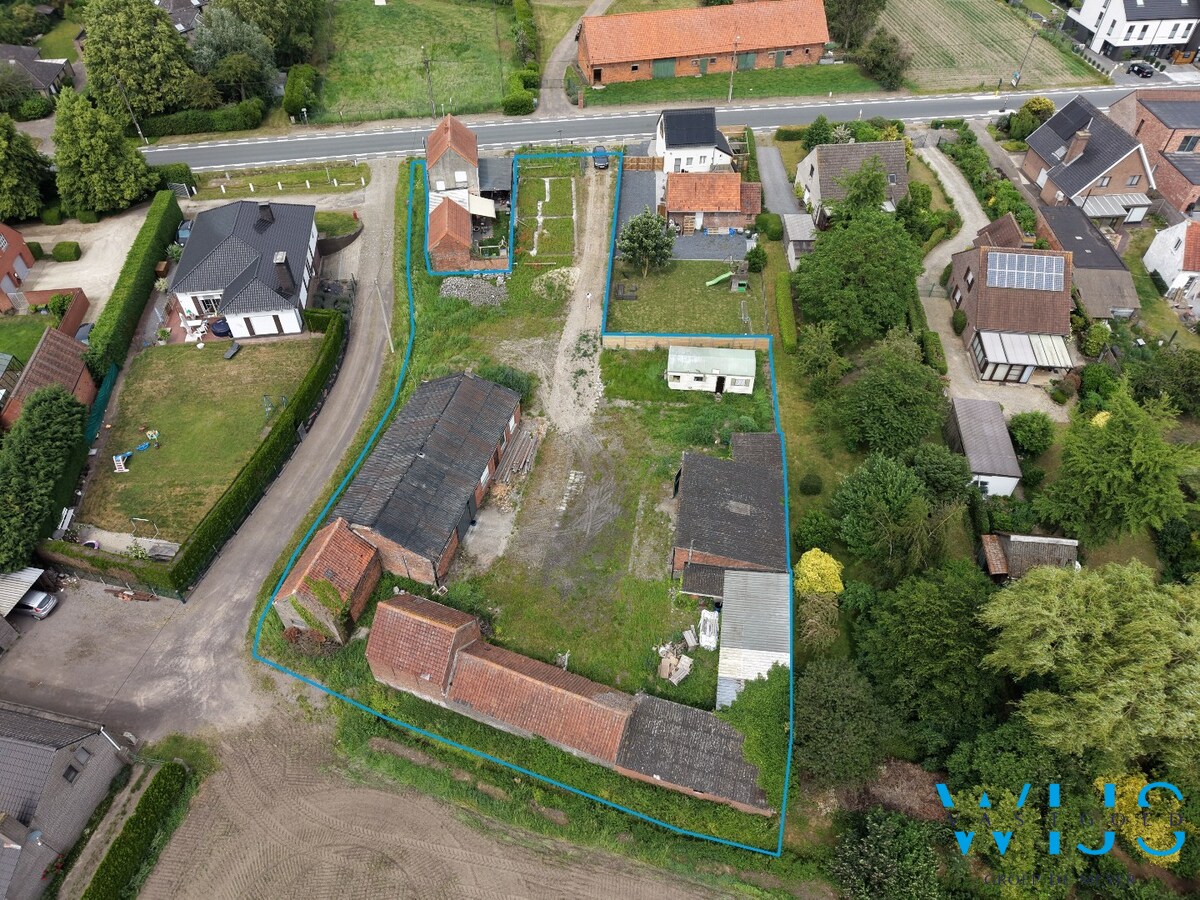 Perceel van 1.771 m² met woning op plan + bijgebouwen ! 