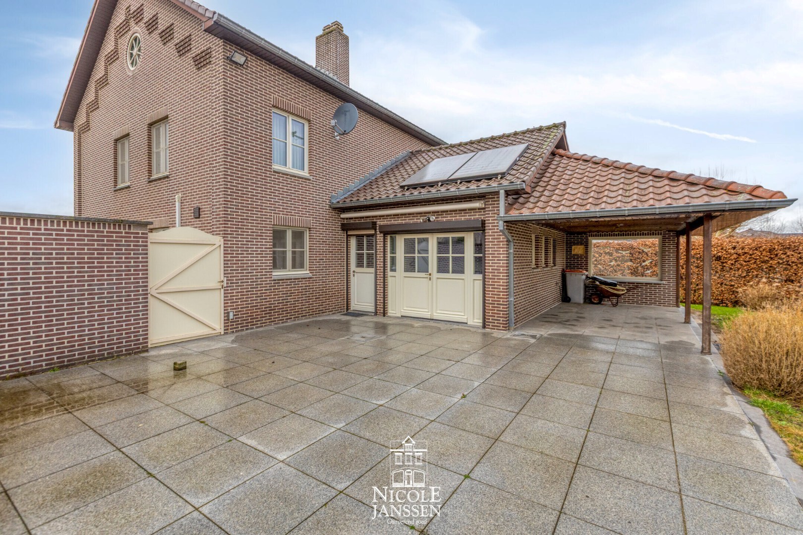 Betegeld ingesloten terras