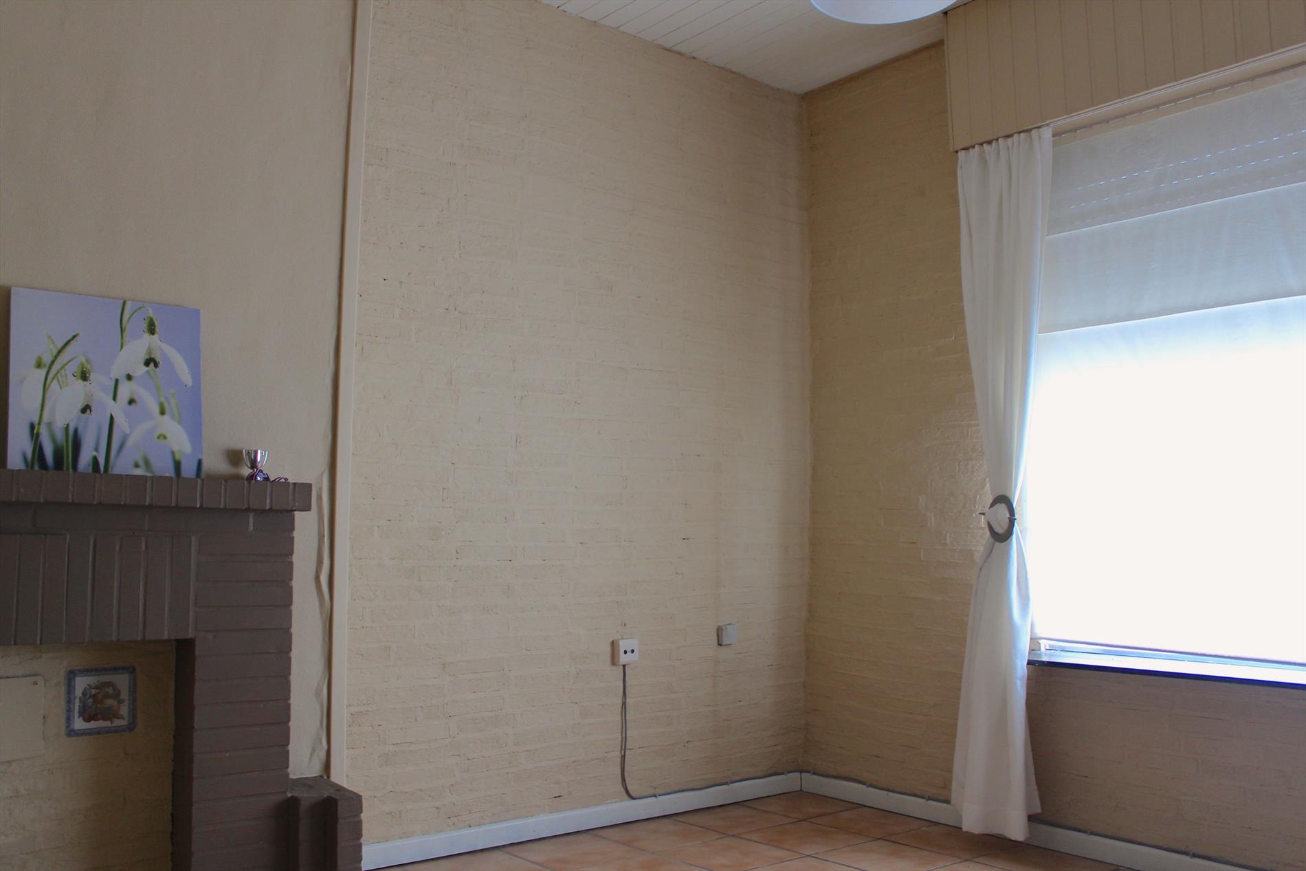 Te renoveren rijwoning met zonnige tuin 