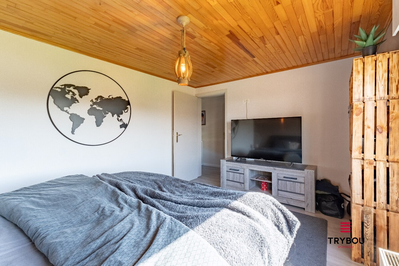 Instapklare gezinswoning met garage en prachtige tuin in rustige straat 