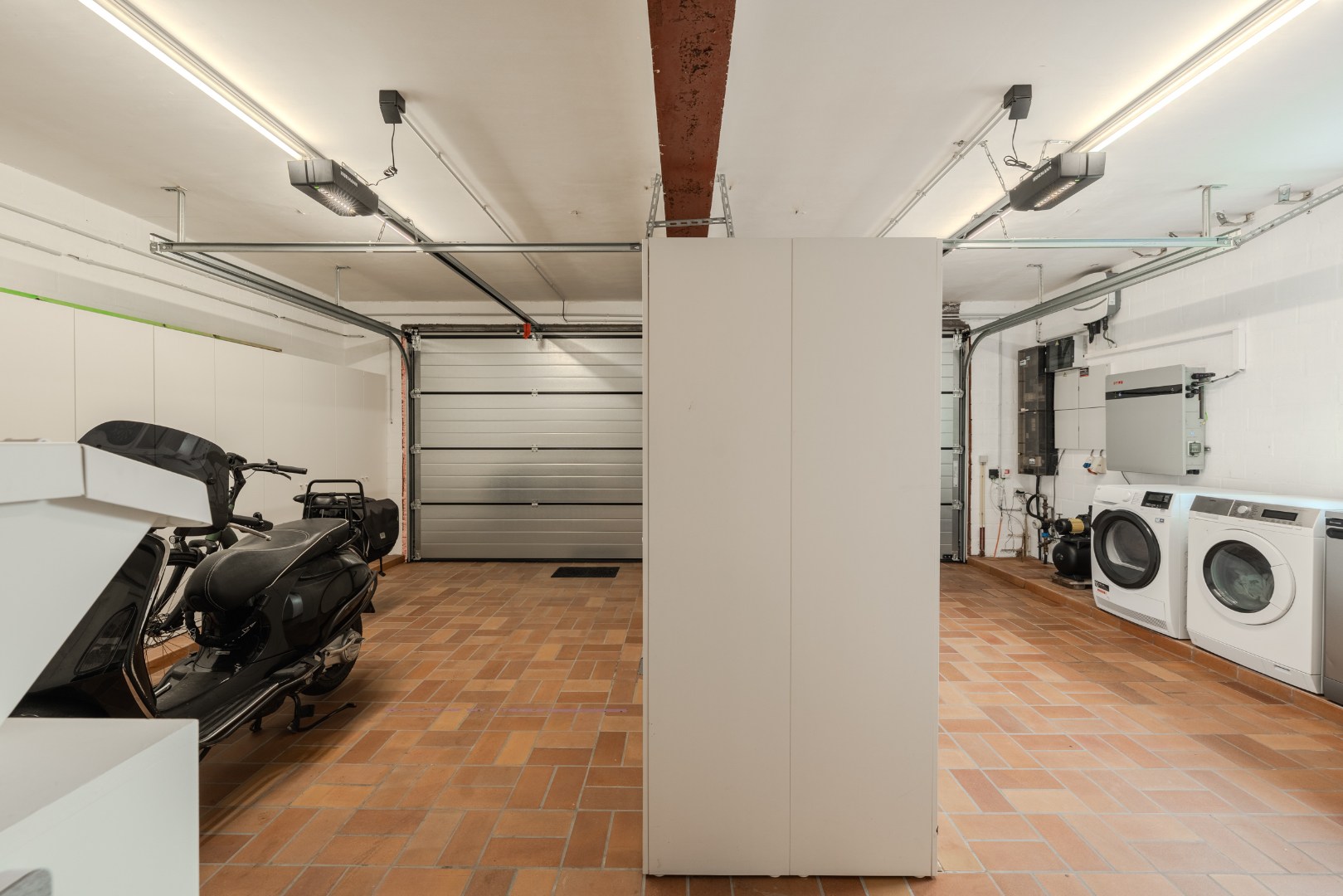 Verzorgde gezinswoning met 4 slaapkamers, dubbele garage en zonnige tuin te Oostende 