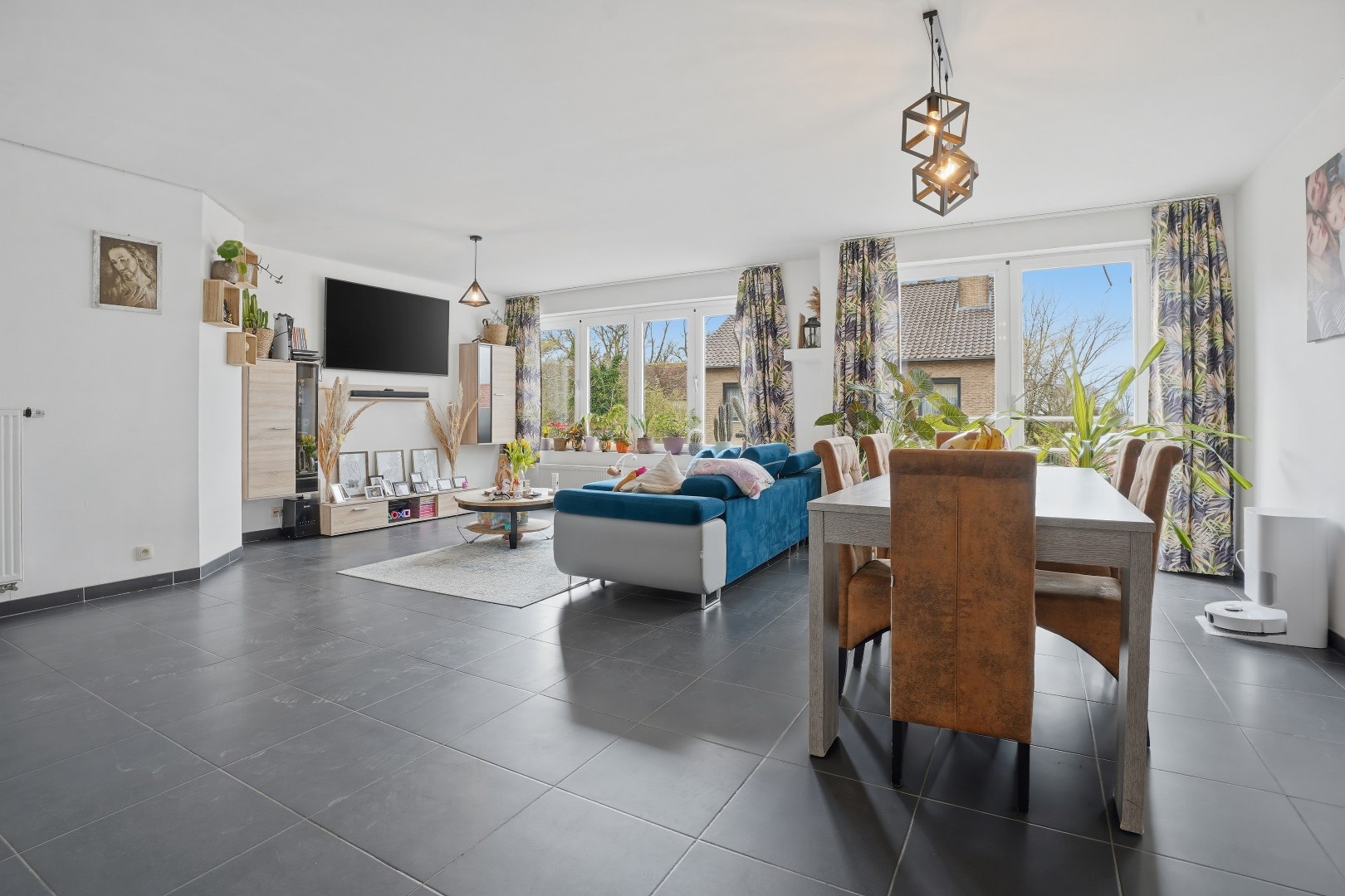 Recent appartement met privatieve tuin (346m²)  en ruim terras (40m²) in het centrum van Woumen! 