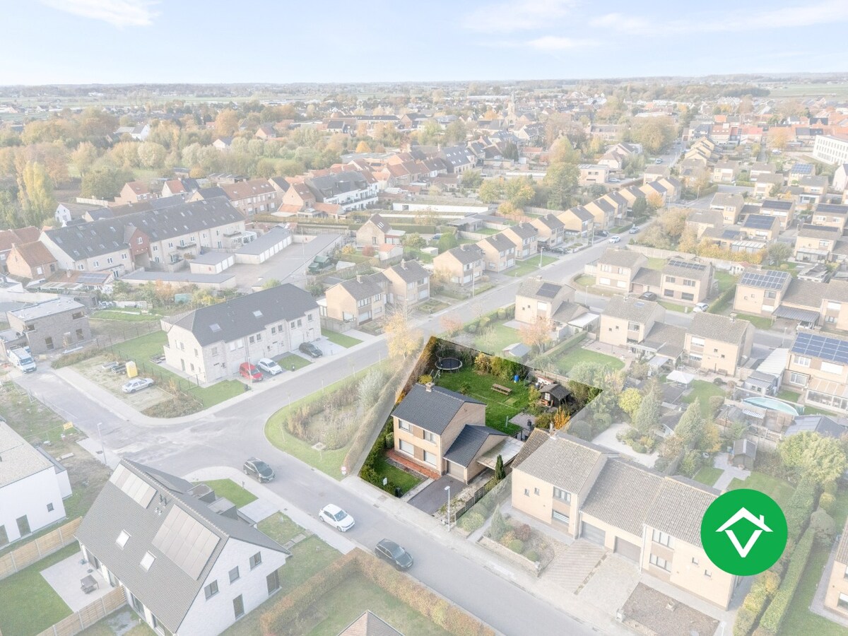 Instapklare vrijstaande woning met zonnige tuin in rustige woonwijk te Eernegem 