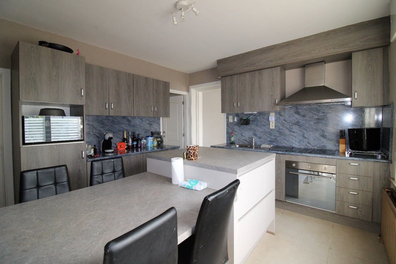 Gerenoveerde open bebouwing met gezellige tuin en garage 