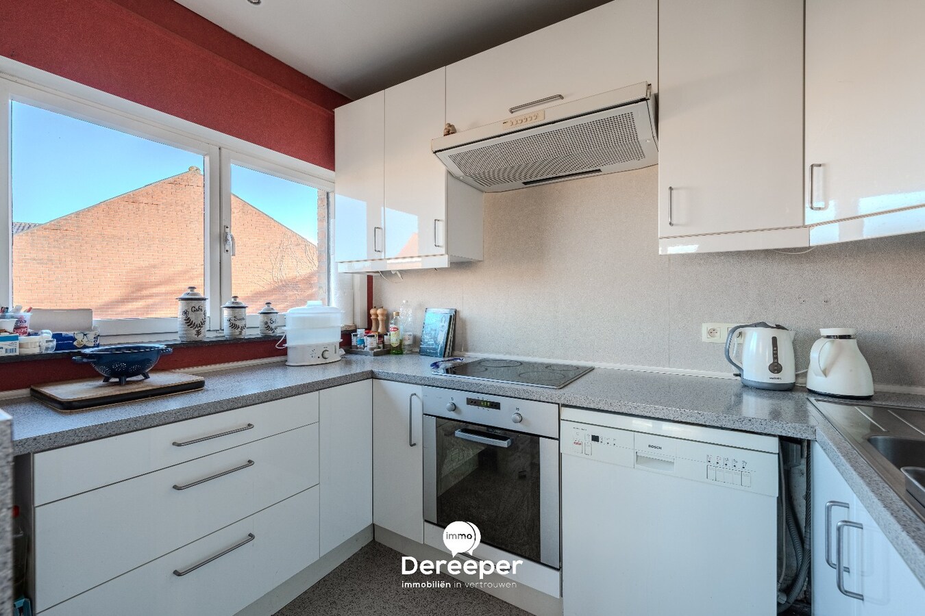 Op te frissen halfopen bel-etagewoning met tuin, garage en 4 slaapkamers 