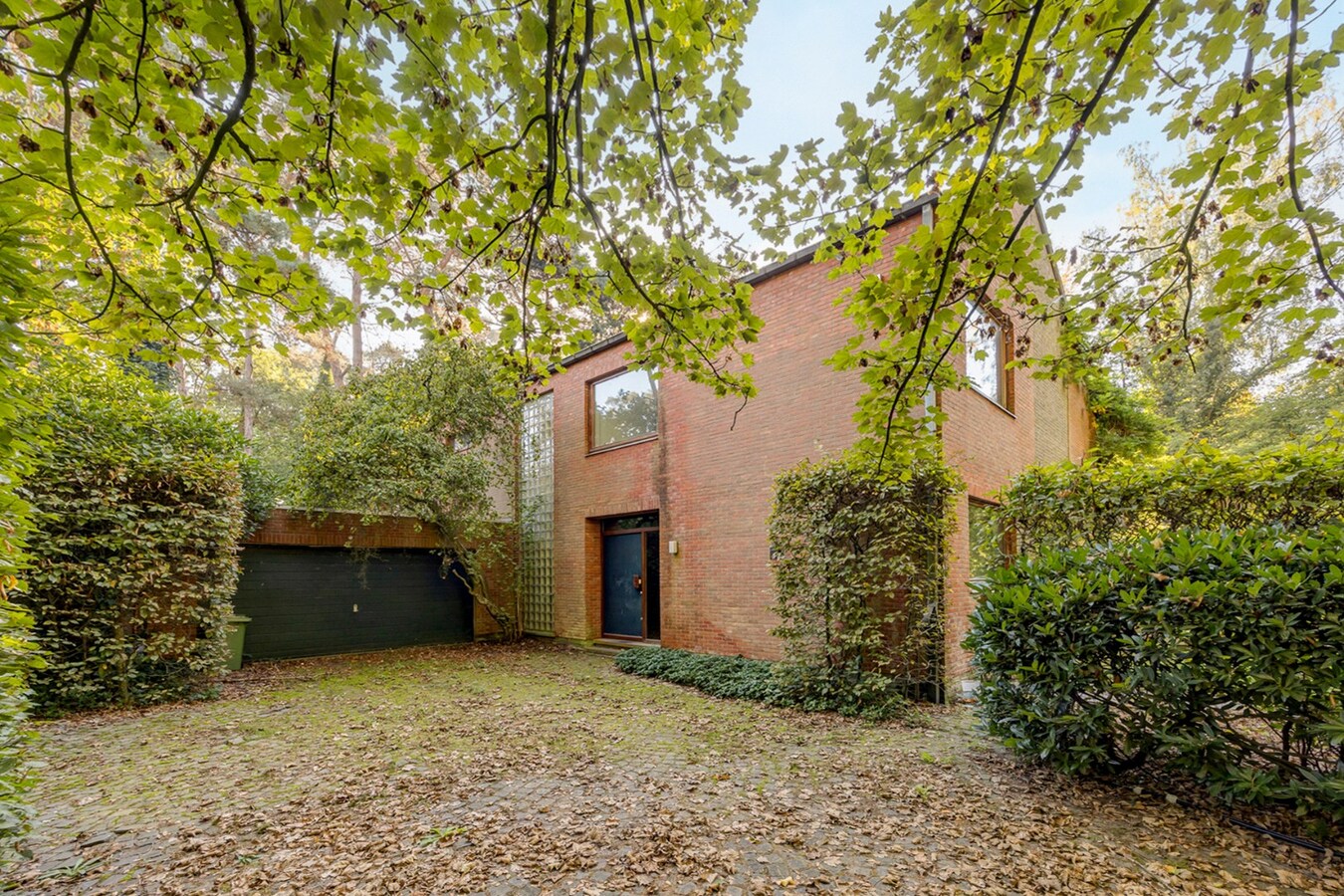 Te renoveren villa met 5 slaapkamers en prachtige tuin op toplocatie 