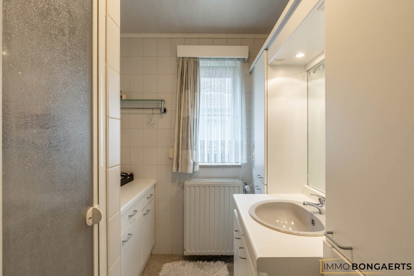 Ruim appartement met 3 slaapkamers en garage. 