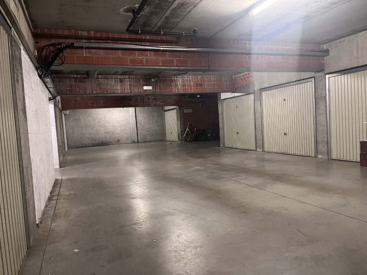 Ondergrondse garagebox met metalen kantelpoort, in Res. Cederboom, inrit Greenhillstraat 