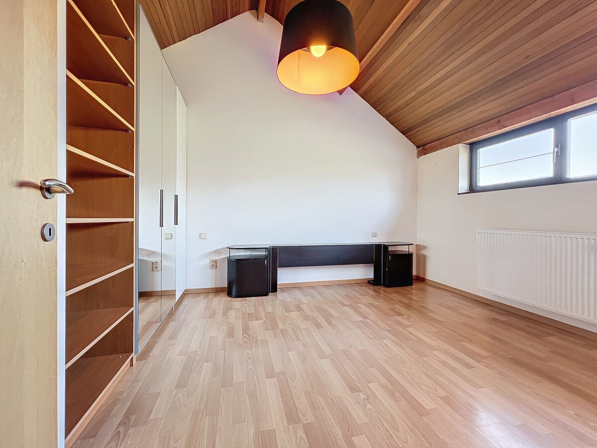 Ruime villa met unieke architectuur en tuin te Tollembeek 