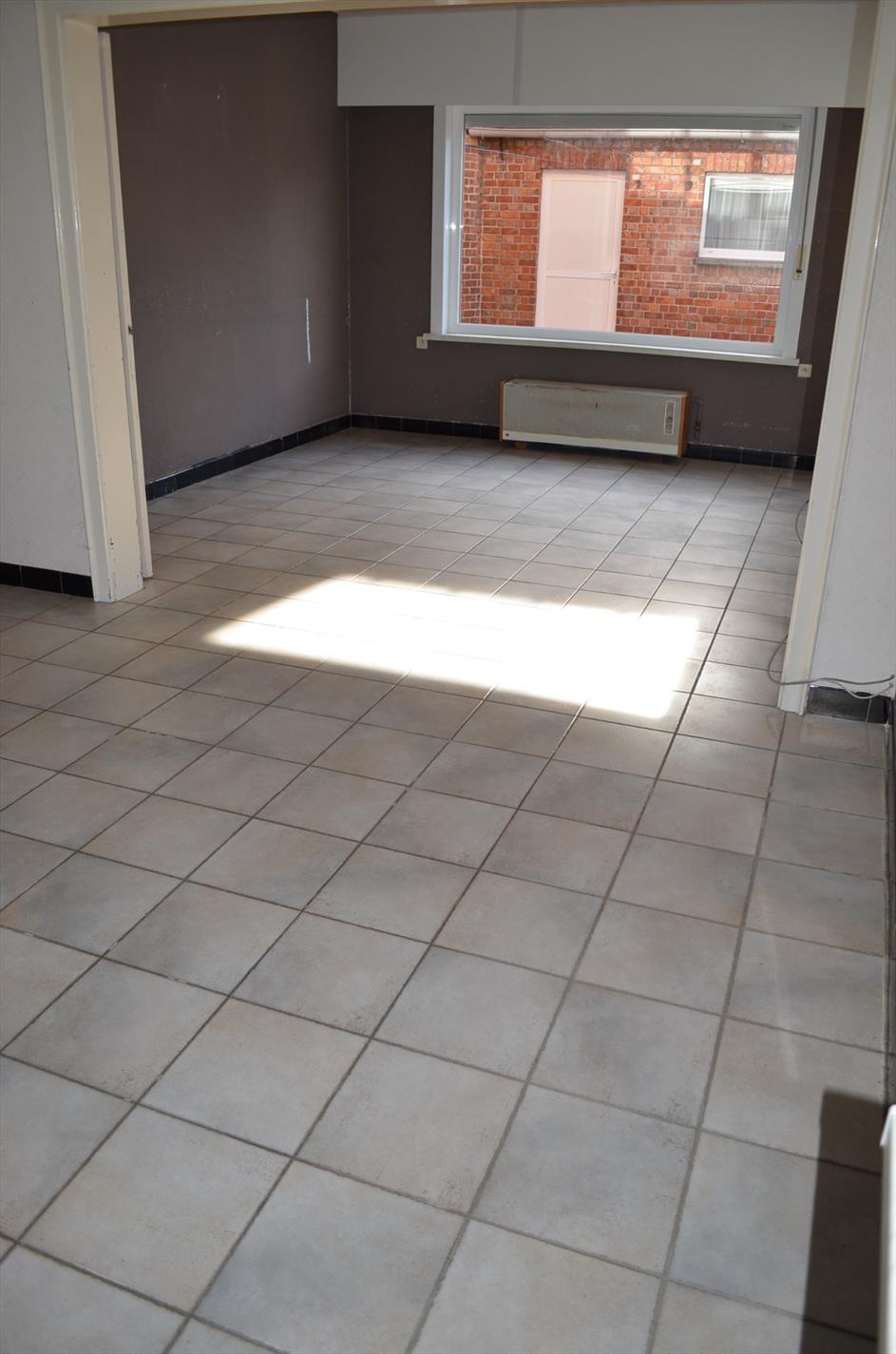 Op te frissen woning op 540m² met 3 slpks, garage en tuin te Adegem 