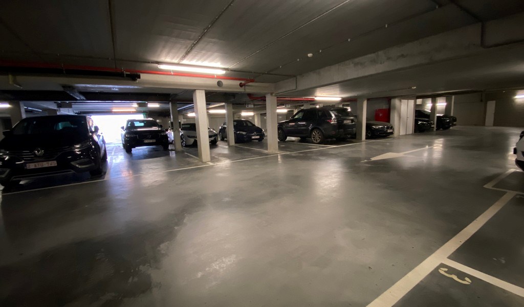 Ingedeelde kantoorruimte te huur aan oprit E40 in Sint-Denijs-Westrem