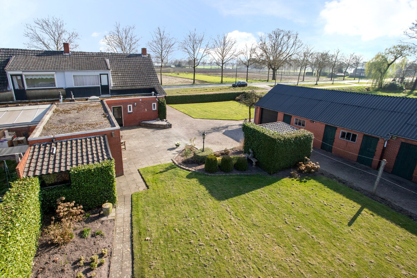 Royale halfvrijstaande woning met uitzicht over de landerijen, op korte afstand van het centrum. 