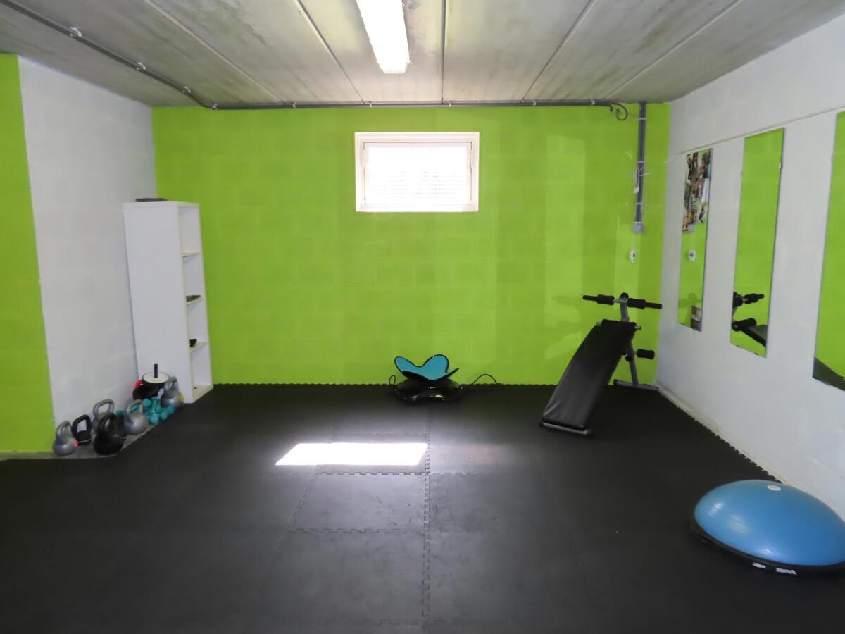 Prachtige villa, rustig gelegen te Houthalen. Dichtbij autosnelwegen en openbaar vervoer. Het centrum van Houthalen op 5 minuten en Hasselt op 15 minuten. 