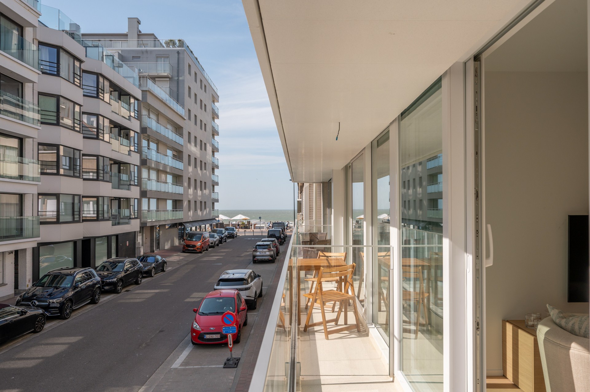 Appartement rénové de haut standing situé du côté ouest avec vue latérale sur la mer. 